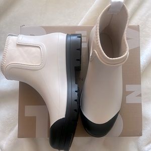 Short rise rain boots white size 7.5